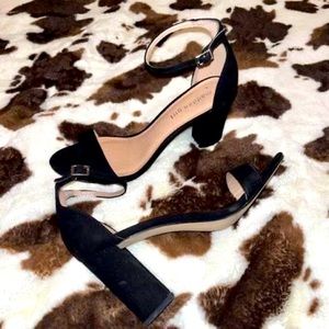 Only have been worn once and i’m good condition!